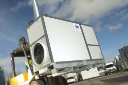 Gabelstapler transportiert eine mobile Heizanlage von Carrier Klimatechnik GmbH zum Einsatzort