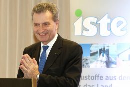 Guenther Oettinger steht am Rednerpult
