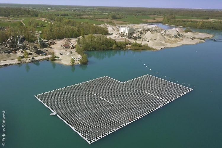 Die schwimmende Photovoltaikanlage auf dem Baggersee „Maiwald“ bei Renchen versorgt ein Kieswerk und dessen Großgeräte mit klimafreundlichem Strom. Das Kraftwerk auf dem See ist das Größte seiner Art in Deutschland und hat Vorbildcharakter.