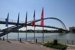 Die Dreiländerbrücke verbindet die Stadt Weil am Rhein mit ihrer französischen Partnerstadt Huningue und hat eine Gesamtlänge von rund 250 Metern.