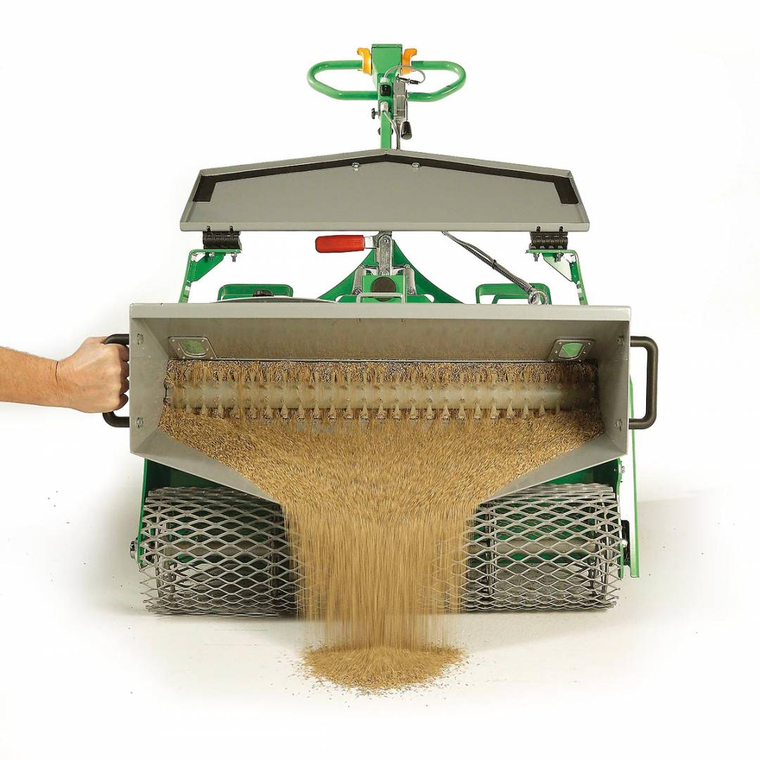 Rasenbaumaschine mit kippbarem Saatgutbehälter