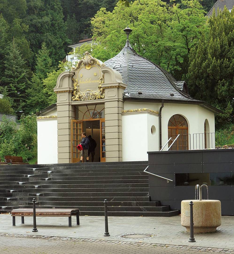 Im Zentrum von Badenweiler steht das renovierte Inhalatorium von 1912/13 im neobarocken Stil mit Wassertreppe und Trinkbrunnen aus Stein