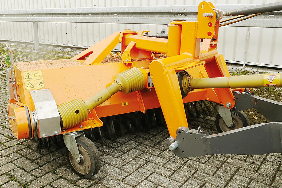 Die Maschinenfabrik Dücker bietet jetzt für Kehrmaschinen der HDK- und FKM Serien Kehrwalzen mit einem Wildkrautbesatz aus Stahl an.