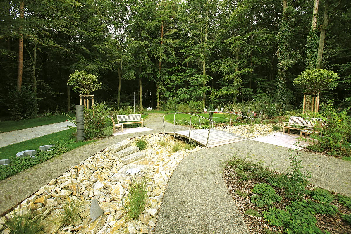 Friedhofsgestaltung mit Brücke und Lebensfluss in Veitshöchheim bei Würzburg