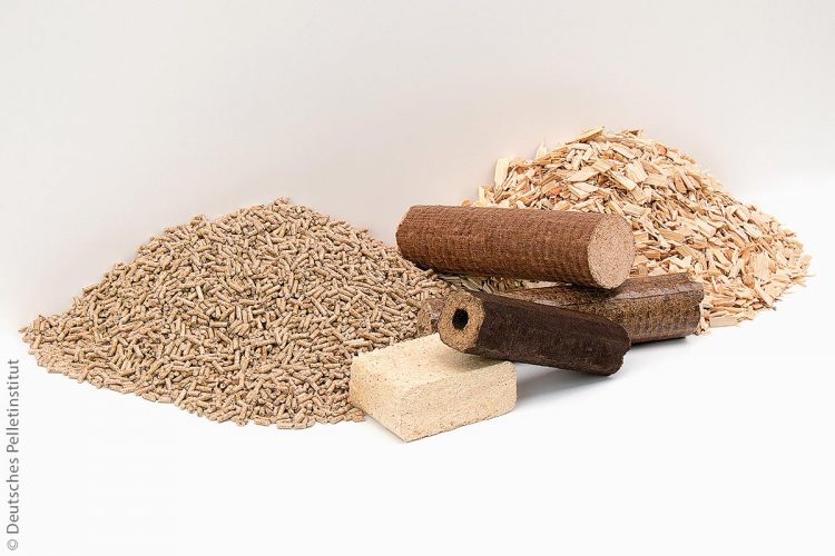 Moderne Holzbrennstoffe sollten hochwertig, für einen sauberen Heizbetrieb geeignet und am besten auch gekennzeichnet sein (von links): Holzpellets, Holzbriketts und Hackschnitzel