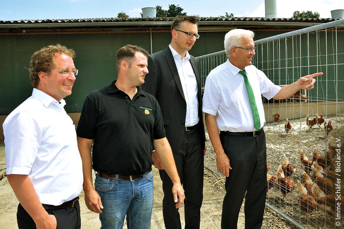 Politische Interessenvertretung: Dr. Christian Eichert (links) im Austausch mit Ministerpräsident Kretschmann (rechts) und Andreas Schwarz MdL (2. v. r.) im Juni 2018 auf dem Bioland-Betrieb von Friedemann Alber (2. v. l.)