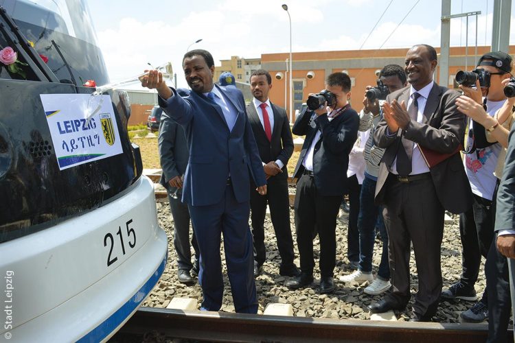 Der Oberbürgermeister Diriba Kuma der Leipziger Partnerstadt Addis Abeba tauft eine Straßenbahn auf den Namen „Leipzig“.