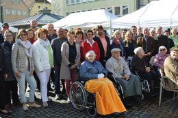 Strahlende Herbstsonne, engagierte Aussteller, interessierte Bürger – der Marktplatz der Pflege mitten in Bad Neustadt an der Saale hatte alle Attribute einer gelungenen Veranstaltung.