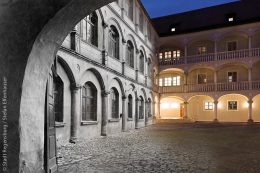 Innenhof des Thon-Dittmer-Palais in Regensburg, Hauptsitz von Volkshochschule und Stadtbücherei: Die Fotomontage zeigt Ansichten von damals und heute in einem Bild vereint.