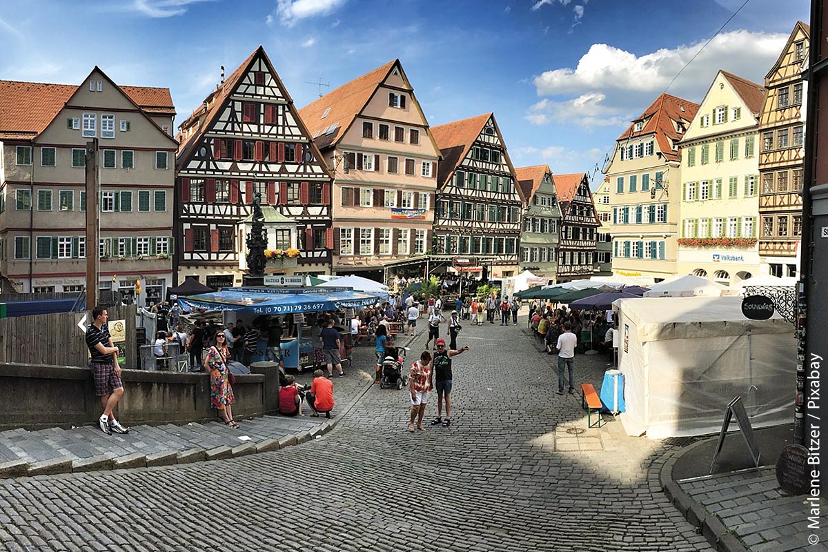 Das Stadtfest am Marktplatz in Tübingen lädt immer wieder zum Schlendern, Essen und Trinken, aber vor allem zum Plaudern ein. 