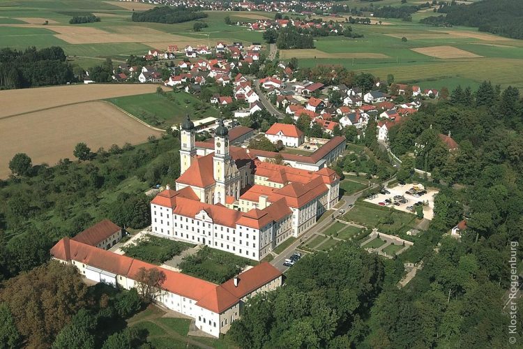 Das Kloster Roggenburg bei Roggenburg liegt südöstlich von Ulm im Landkreis Neu-Ulm und ist ein Chorherrenstift des Prämonstratenserordens.