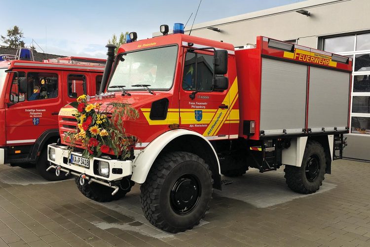 Der zu einem Tanklöschfahrzeug umgebaute Unimog U4000 stand am 12. Mai 2019, am Tag des Feuerwehrfestes der Rheinsheimer Zweigstelle der Feuerwehr Philippsburg, gereinigt und geschmückt für die festliche Übergabe bereit.