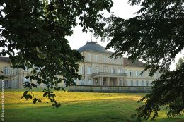 Das Schloss Hohenheim, in der große Teile der Universität Hohenheim untergebracht ist, liegt inmitten der Hohenheimer Gärten.