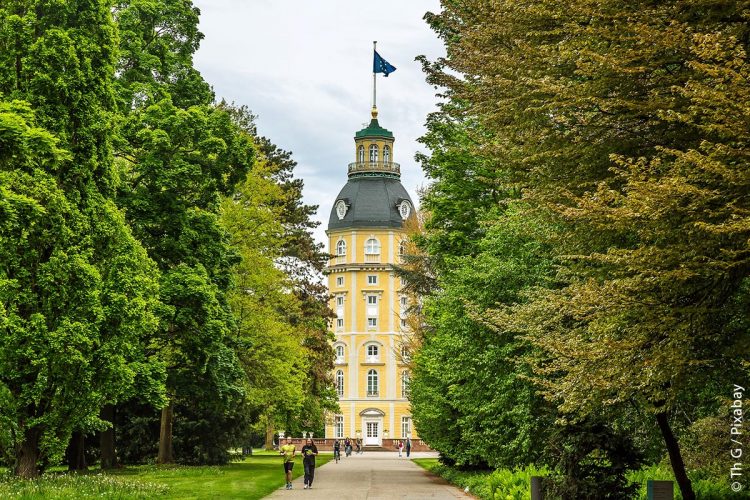 Nördlich des Karlsruher Schlosses liegt der Schlosspark, der auch als Schlossgarten bezeichnet wird. Er liegt als großer Landschaftspark im Zentrum von Karlsruhe.