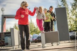 Spaß macht das Entlanglaufen und Balancieren auf den Parkour-Geräten auch schon den Kleinsten – wenngleich mit Hilfe ihrer Eltern.