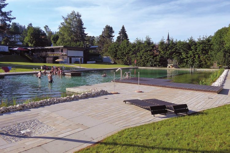 Das sanierte Naturbad zeigt sich von seiner schönsten Seite: Die Gäste können hier seit Mai 2019 – umgeben von der Schwarzwälder Idylle – in chlorfreiem Wasser schwimmen.