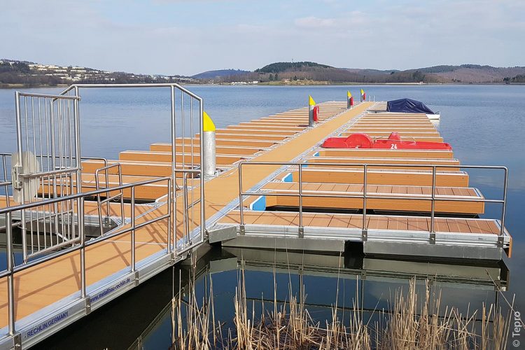 Nachdem im Jahr 2018 der erste Bauabschnitt zur Erneuerung der Schwimmsteganlage am Bostalsee erfolgreich abgeschlossen wurde, hat man in diesem Jahr fünf weitere Hauptstege, sechs Seitenstege samt 46 Ausleger und einen Zugang neu abgedeckt.