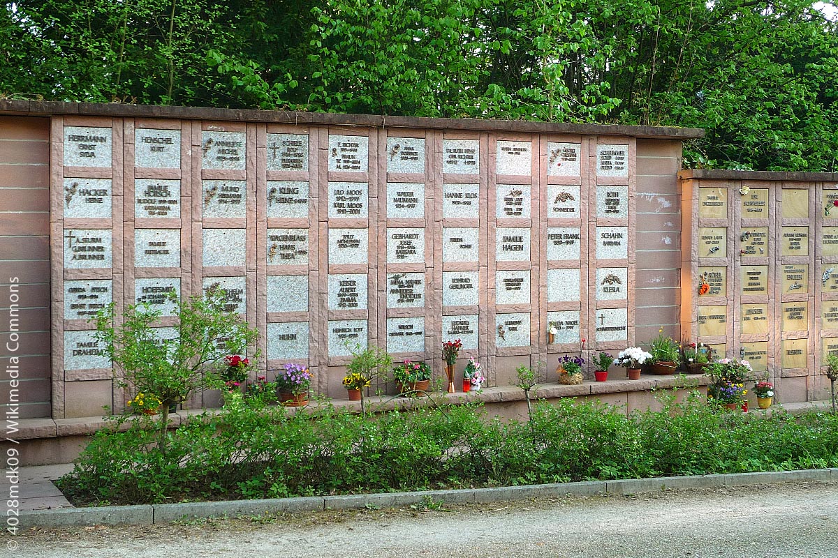 Urnenwand auf dem Bergfriedhof in Heidelberg