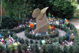 In Kooperation mit Friedhofsgärtnern und Steinmetzen wurde eine Ruhestätte mit Schmetterling-Grabstein für Kleinstkinder angelegt, damit trauernde Eltern ihrer zu früh oder zu schwach geborenen und verstorbenen Kinder gedenken können.