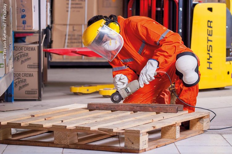 Arbeitssicherheit: Beim Umgang mit bestimmten Arbeitsgeräten und Werkstoffen gehört Schutzkleidung in jedem Fall dazu.