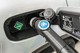 Etwa alle zwei Wochen eröffnen die Gesellschafter von H2 Mobility eine Wasserstoff-Tankstellenstation in Deutschland. In Nordrhein-Westfalen gibt es die meisten davon, aktuell 18, und in Bayern 16, gefolgt von Baden-Württemberg, wo bereits 13 Betankungsmöglichkeiten für emissionsfreie Brennstoffzellen-Autos geschaffen wurden. Die Partner gehen damit einen weiteren Schritt in Richtung flächendeckendes H2-Versorgungsnetz.