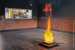 Feuertest im Labor: Die neue Technik identifiziert die visuellen Charakteristika von Bränden. Hierzu gehört beispielsweise das Erkennen des typischen Farbspektrums von Flammen sowie die charakteristische Bewegung und Formenbildung von Rauch.