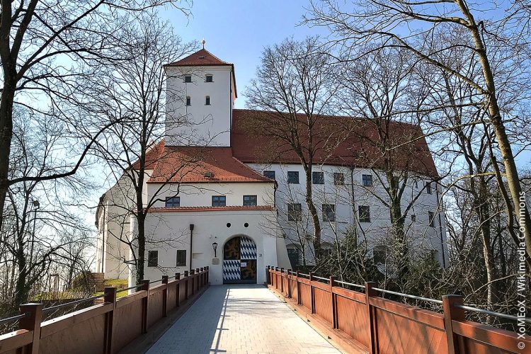 Nach Abschluss der Sanierungsarbeiten des Wittelsbacher Schlosses 2018 beherbergt es ein Museum mit laufend wechselnden Ausstellungen.