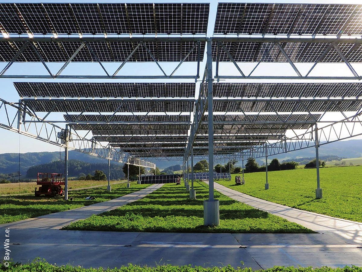 Bei der APV-Anlage des Fraunhofer ISE in Heggelbach (Baden-Württemberg) werden ebenfalls bifaziale PV-Module genutzt, die in der Lage sind, die Sonneneinstrahlung durch eine doppelseitige Kontaktierung besser auszunutzen und somit höhere Erträge zu erzielen. 