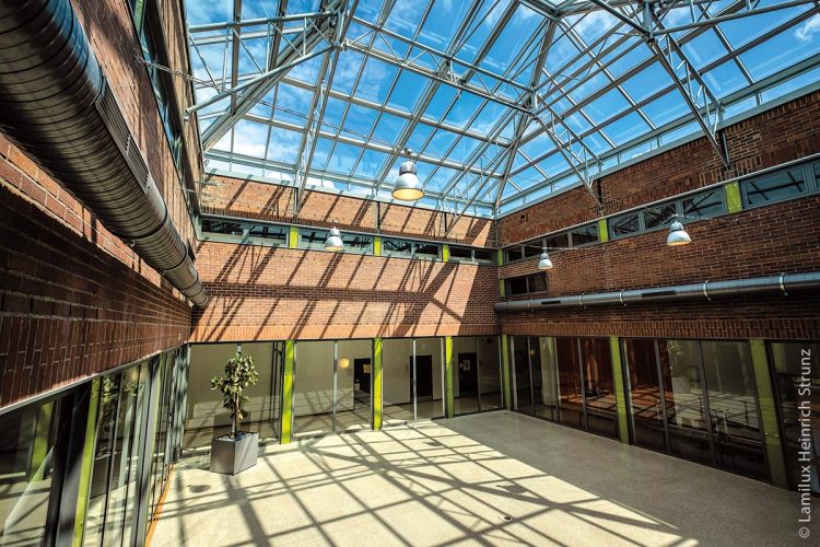 Im Zuge umfassender Renovierungsarbeiten erhielt das Dante-Gymnasium in München ein neues, hochfunktionales Glasdach.