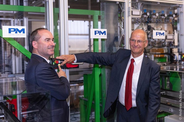 Zukunftsweisender Beginn im letzten Herbst: Hubert Aiwanger, der stellvertretende bayerische Ministerpräsident und Staatsminister für Wirtschaft, Landesentwicklung und Energie (links) und Proton Motor-CEO Dr. Faiz Nahab nahmen feierlich eine neue Wasserstoff-Brennstoffzellen-Produktionsmaschine in Betrieb.