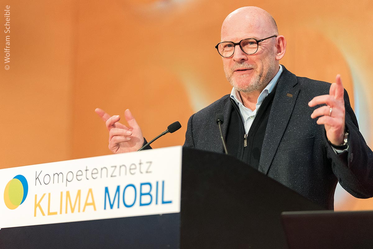 Winfried Hermann, MdL, eröffnete die Veranstaltung „Kompetenznetz Klima Mobil“ am 23. Januar im Hospitalhof in Stuttgart.