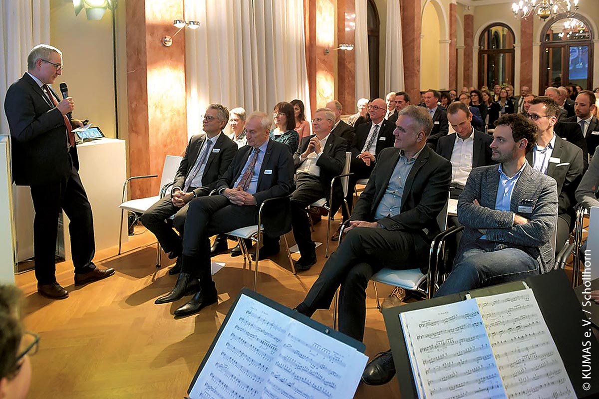 Die letzte Verleihung des Kumas-Leitprojekte-Preises fand im Dezember 2019 statt: Thomas Nieborowsky begrüßt die Gäste. Gefeiert wurde in der Haag-Villa in Augsburg.