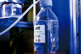Der neue Kraftstoff ist bereit für die Mobilität der Zukunft: Probennahme eines synthetischen Öls aus einer Technikumsanlage am Institut für Mikroverfahrenstechnik (IMVT) am Karlsruher Institut für Technologie (KIT).