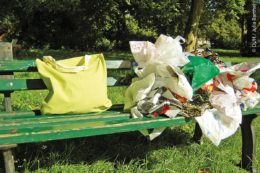 Laut der Deutschen Umwelthilfe könnten so viele Kunststofftüten eingespart werden, wenn man stattdessen eine Mehrwegtasche benutzt.