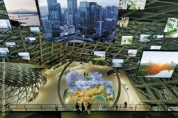 Die Stadt Shenzhen, eine Metropole mit über zwölf Millionen Einwohnern im Süden Chinas, bietet eine neue Attraktion: das dreistöckige „MOCAPE – Museum of Contemporary Art & Planning Exhibition“. Die „Shenzhen Lens“, eine beeindruckende, multimediale Installation mit fünfzehn Metern Durchmesser, verbindet dabei alle drei Ausstellungsebenen vertikal miteinander.