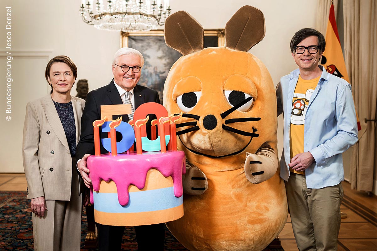 Eine Woche vor ihrem 50. Geburtstag begrüßten Bundespräsident Frank-Walter Steinmeier und seine Ehefrau Elke Büdenbender (links) die Maus und Ralph Caspers im Schloss Bellevue.
