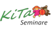 Kita Seminare Logo - das Logo für die Seminare in Kita, Kindereinrichtungen und Kindertagesstättten. Das Logo zeigt in grüner Schrift den Schriftzug "Kita" daneben sieht man ein kleines Bild, ein Ball und ein Teddybär