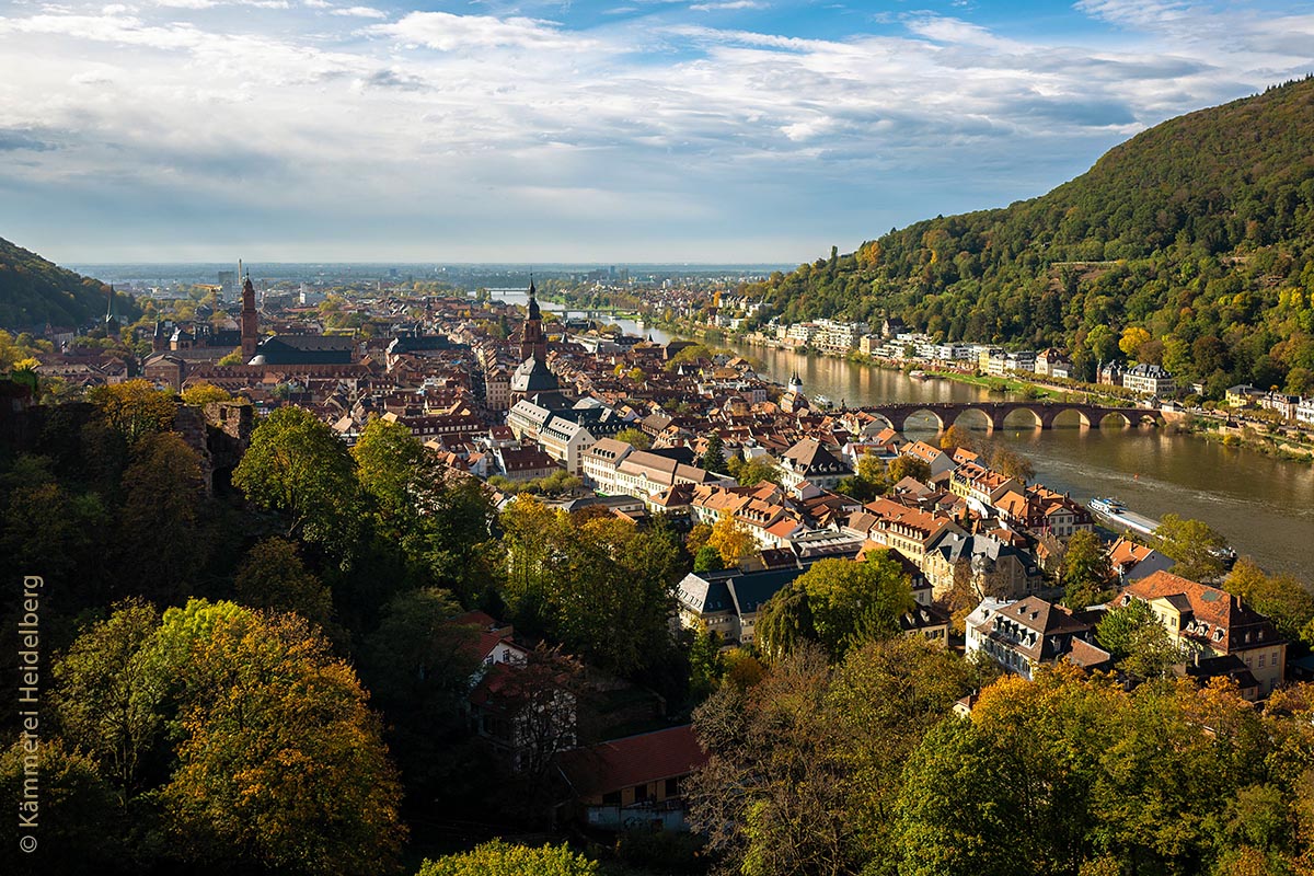 Heidelberg am Neckar: Die ehemalige kurpfälzische Residenzstadt ist bekannt für ihre malerische Altstadt mit der Schlossruine sowie für ihre renommierte Universität, die älteste Hochschule auf dem Gebiet des heutigen Deutschlands. Sie zieht Wissenschaftler und Besucher aus aller Welt an.