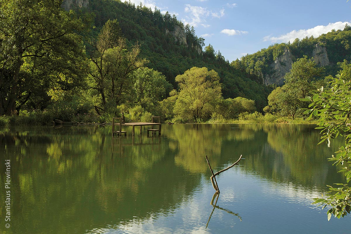 Im Naturpark Obere Donau ist Bootfahren ein Erlebnis der besonderen Art. Mitten im Wasser warten dann auch schon zwei Stühle mit Tisch auf Gäste.