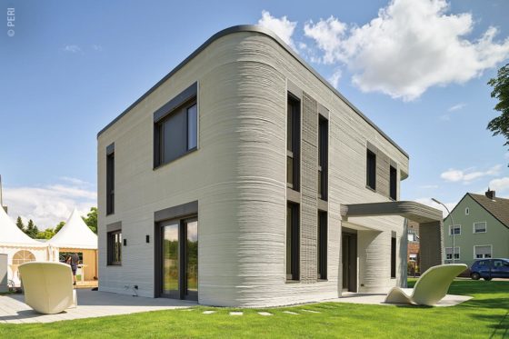 Das moderne Einfamilienhaus in Beckum wurde in 100 Druckstunden mit 3D-Beton gedruckt. Die Gesamtbauzeit betrug acht Monate.