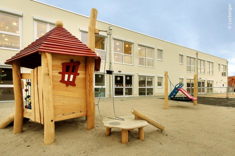 Die Kindertagesstätte Wiesengrund in Zwenkau im Leipziger Landkreis ist wegen Umbaus in eine flexible Lernumgebung umgezogen: Die Raummodule lassen sich auf vielfältige Weise verändern und kombinieren, sowohl horizontal als auch vertikal.