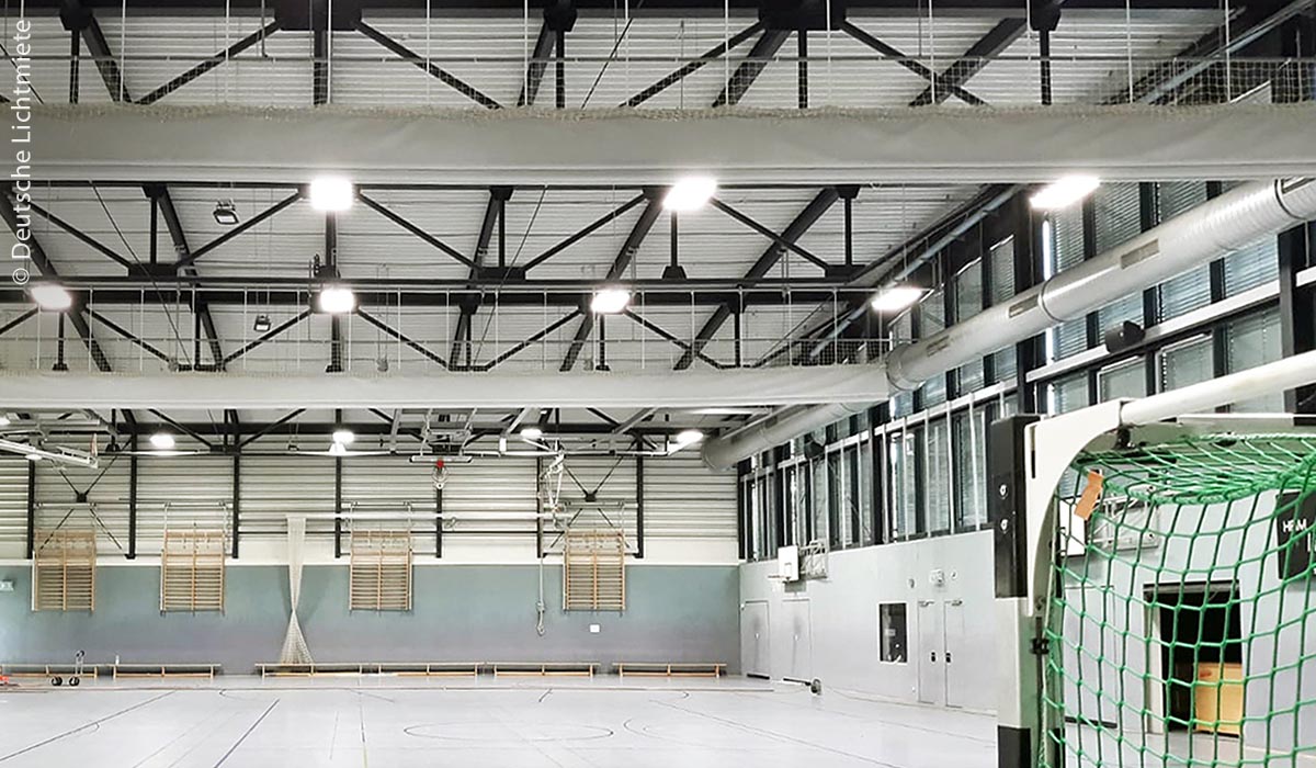 Sporthalle in Bad Homburg: LED-Technik ist eine Schlüsseltechnologie, die für energieeffizientes Licht sorgt.