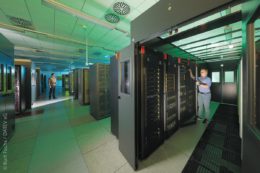 Mitarbeiter im Rechenzentrum in Nürnberg, dem Herzstück der DATEV-Cloud. Die Anbindung daran entlastet die Anwender bei verschiedenen Aufgaben – durch automatische Datensicherung, revisionssichere Archivierung oder den geschützten Datenaustausch mit Institutionen.