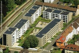 In Lörrach ist ein Stadtquartier entstanden, das aus drei Gebäuden mit jeweils vier Stockwerken und einem mit sechs Etagen sowie einer Tiefgarage besteht. Die 87 Wohnungen kommen ohne Stufen und ohne Schwellen aus.