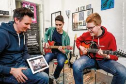 An der Musikschule in Essen-Steele wird das Gitarrenspielen mit YouTube-Videos geübt.