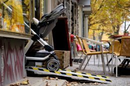 Wenn Eingangsbereiche – auch die von kleinen Läden oder von Cafés – vor allem für Rollstuhlfahrer, aber auch für Eltern mit Kinderwagen durch eine Rampe besser erreichbar sind, dann ist das in vielen Fällen ein ausschlaggebendes Kriterium für einen Besuch.