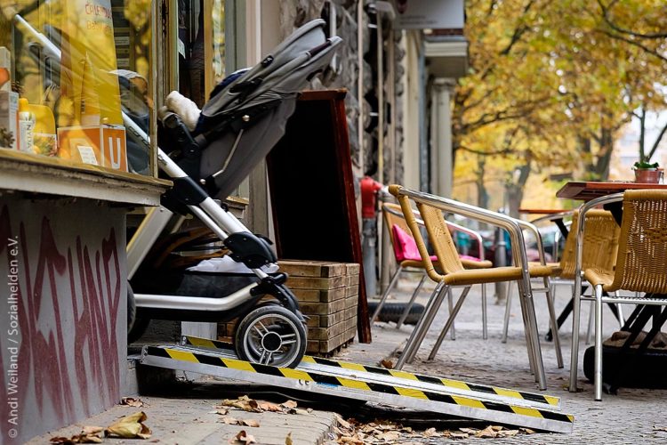 Wenn Eingangsbereiche – auch die von kleinen Läden oder von Cafés – vor allem für Rollstuhlfahrer, aber auch für Eltern mit Kinderwagen durch eine Rampe besser erreichbar sind, dann ist das in vielen Fällen ein ausschlaggebendes Kriterium für einen Besuch.
