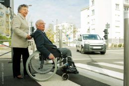 Damit Senioren weiterhin gefahrlos am Straßenverkehr teilnehmen können, müssen Straßen übersichtlich angelegt und komplexe Kreuzungen vereinfacht werden.