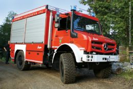 Einsätze mit Feuerwehr- oder anderen Rettungsfahrzeugen auf Unimog-Basis sollten regelmäßig zu Übungszwecken auch in unwegsamem Gelände durchgeführt werden. Die Knoblauch GmbH bietet solche Unimog-Schulungen immer wieder an.