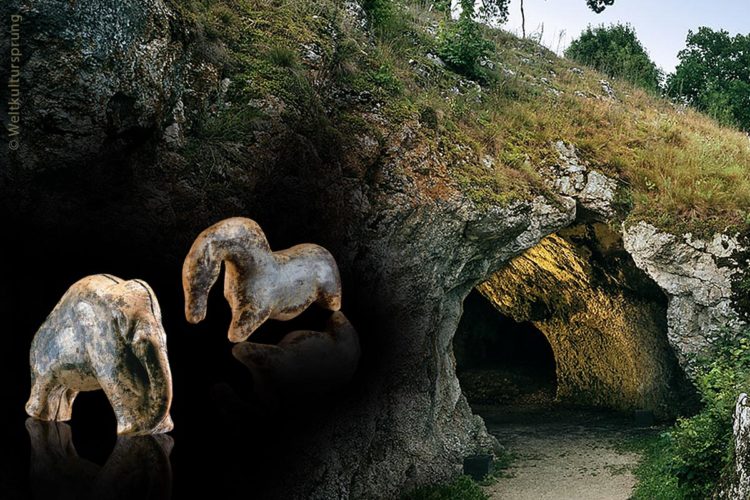 Die Vogelherdhöhle bei Niederstotzingen im Lonetal ist eine Karsthöhle und ein bedeutender Fundplatz des Jungpaläolithikums. Dort fand man 1931 elf aus Mammutelfenbein geschnitzte, über 30.000 Jahre alte Figuren, darunter das gezeigte Wildpferd. Das ebenfalls abgebildete sogenannte „Mammut vom Vogelherd“ (links) wurde erst 2006 bei Nachgrabungen entdeckt.